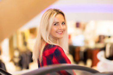 Çekici genç gülümseyen kadın moda mağaza