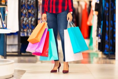 Genç kadın moda mağaza alışveriş torbaları
