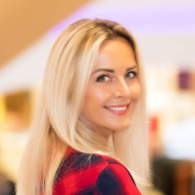 Çekici genç gülümseyen kadın moda mağaza