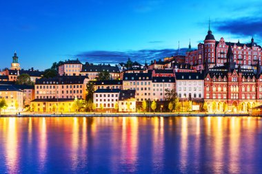 Stockholm, İsveç'te Old Town akşam toplayan
