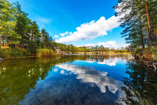 Pemandangan musim panas ngarai dan danau — Stok Foto