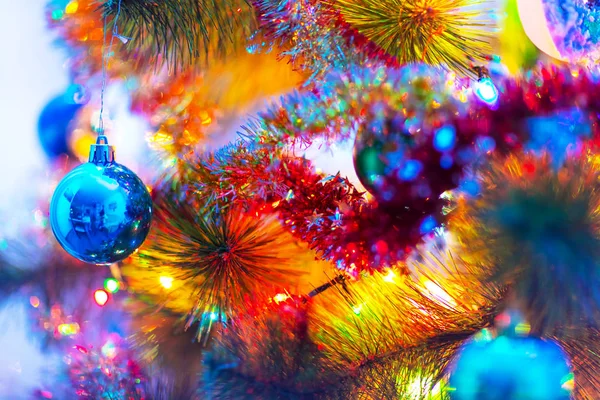 Macro weergave van versierde kerstboom — Stockfoto