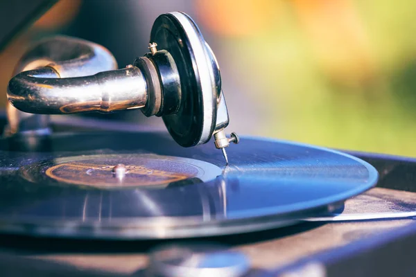 Mesa giratória vintage com disco de vinil — Fotografia de Stock
