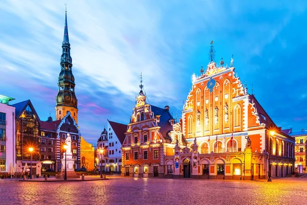 Paisaje nocturno de la Plaza del Antiguo Ayuntamiento de Riga, Letonia — Foto de Stock