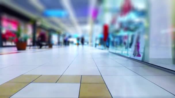 Promenader i köpcentrum — Stockvideo