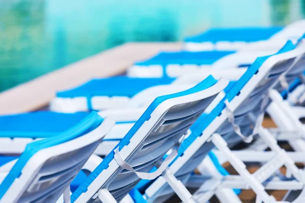 Fila de cadeiras de praia e piscina — Fotografia de Stock