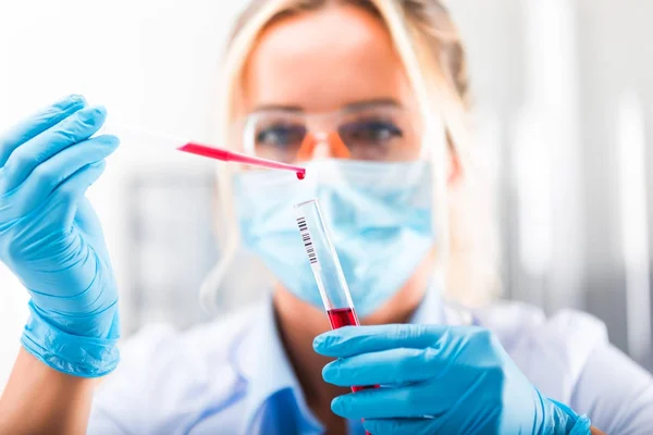 Jovem cientista feminina atraente pesquisando no laboratório — Fotografia de Stock