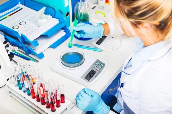 Вчений в рукавичках готує хімічні речовини для тестів — стокове фото