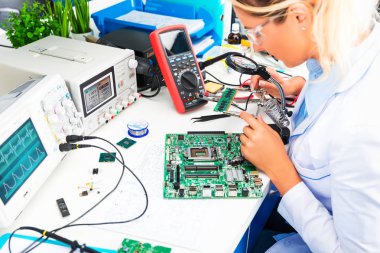 Devre kartı laboratuvar kontrol kadın elektronik mühendisi