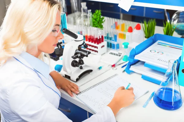 Jovem cientista mulher atraente pesquisando no laboratório — Fotografia de Stock