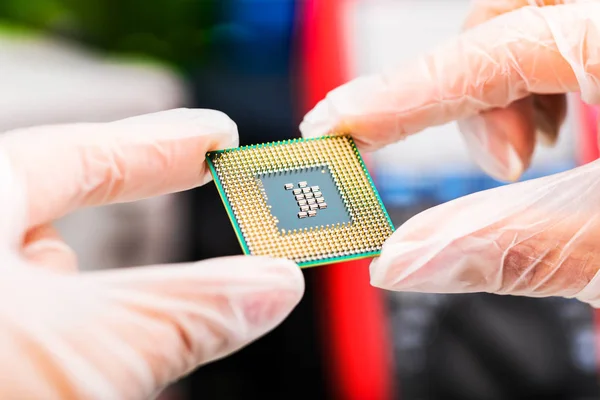 Procesador de CPU en manos — Foto de Stock