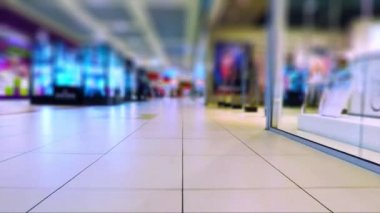 Modern alışveriş merkezinde yürüyen düşük açılı görünüş
