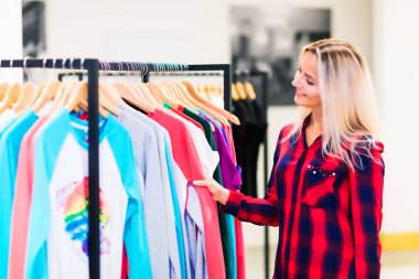 Genç kadın moda mağaza alışveriş