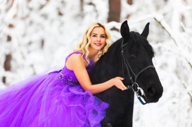 Kışın bir binicilik uzun elbiseli genç kadın