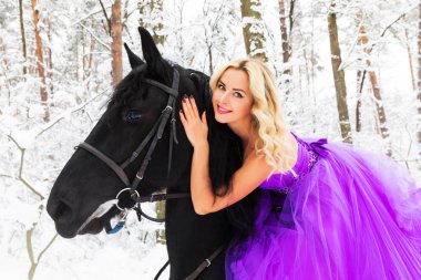 Kışın bir binicilik uzun elbiseli genç kadın