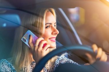 Arabada telefonla konuşan genç kadını sürücüsü