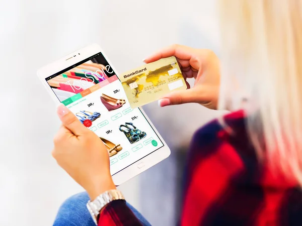 Giovane donna shopping online con tablet e carta di credito — Foto Stock