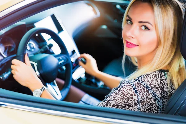 Szczęśliwa młoda kobieta w nowoczesnych, luksusowych samochodów — Zdjęcie stockowe