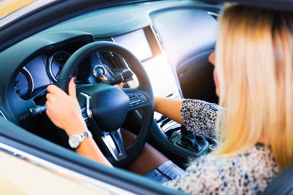 Jovem mulher dirigindo um carro — Fotografia de Stock