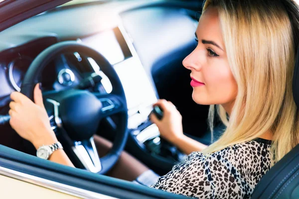 Young woman driving a car — Stock Photo, Image