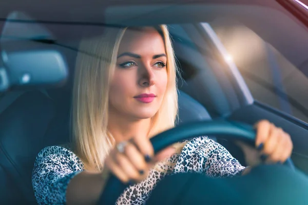 Fiatal nő vezetés egy autó — Stock Fotó
