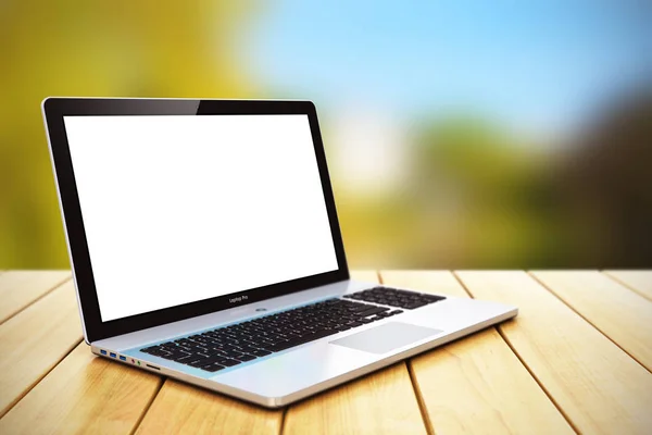 Laptop em branco na mesa de madeira ao ar livre — Fotografia de Stock