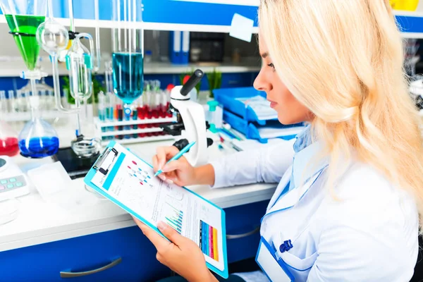 Jovem cientista mulher atraente pesquisando no laboratório — Fotografia de Stock