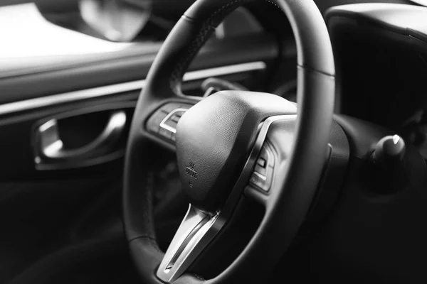 Steering wheel of a luxury car — Stock Photo, Image