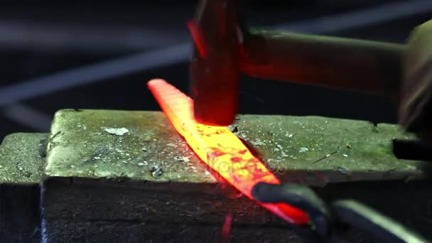 铁匠车间用槌锤锻造红铁水零件 — 图库视频影像