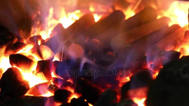 Les pièces métalliques sont chauffées dans le four et préparées pour le forgeage dans l'atelier de forge 