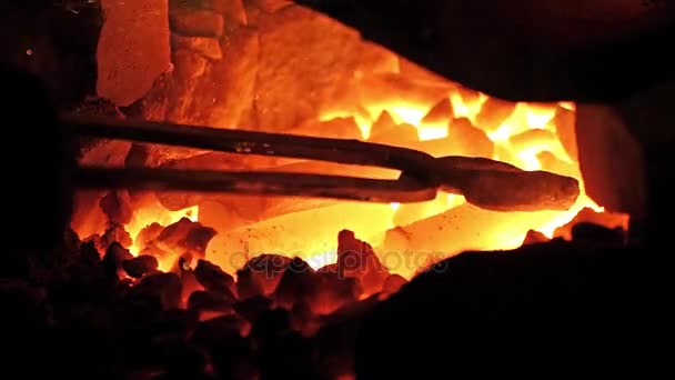 在炉内加热金属部件 在铁匠车间锻造 — 图库视频影像