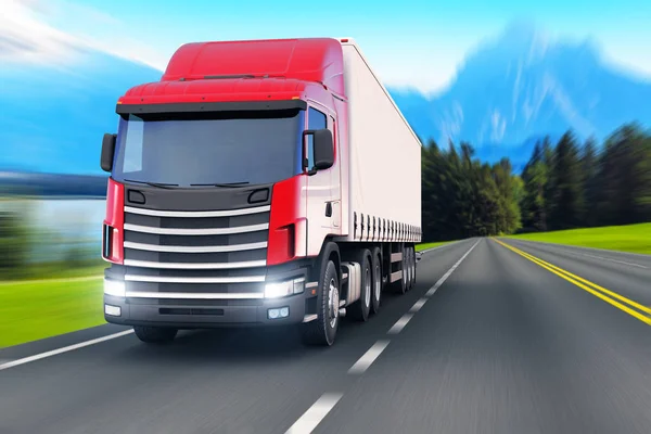Semi-vrachtwagen op een snelweg of autosnelweg — Stockfoto