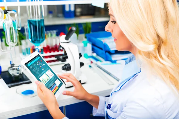 Jovem cientista mulher atraente usando computador tablet no la — Fotografia de Stock