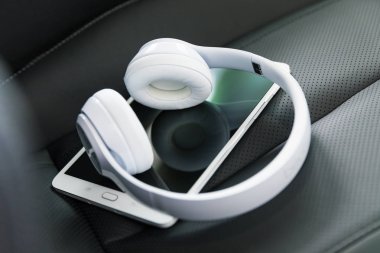Kulaklık ve araba koltuğu tablet bilgisayarda