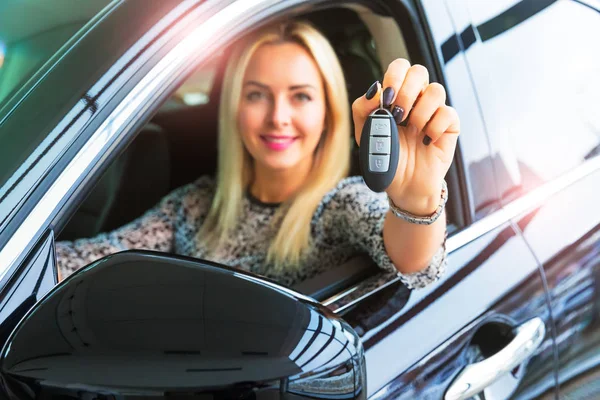 Mulher feliz motorista segurando auto chaves em seu carro — Fotografia de Stock