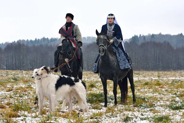 Canlandırma Rus köpekleri ile geleneksel avcılık — Stok fotoğraf