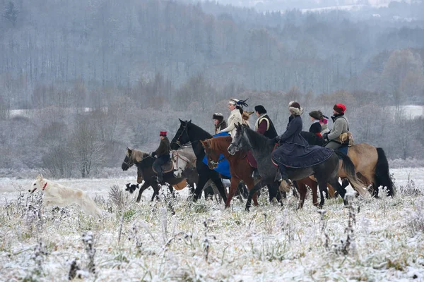 Wederopbouw van de traditionele jacht met Russische wolfshond — Stockfoto