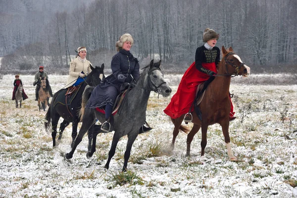 Re-enactment van de traditionele jacht met Russische wolfshonden — Stockfoto