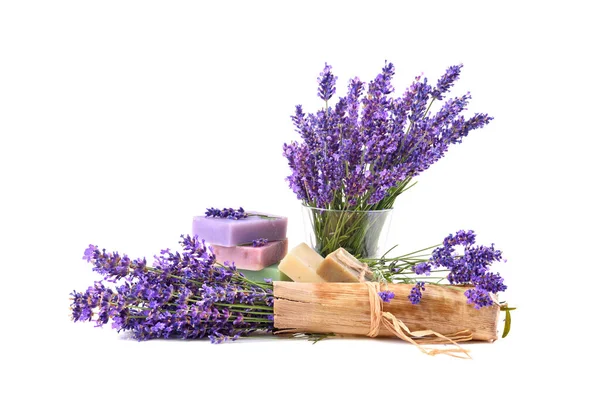 Verse Lavendel Bloemen Natuurlijke Zelfgemaakte Zeep Witte Achtergrond — Stockfoto