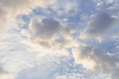 bulutlar ve gökyüzü