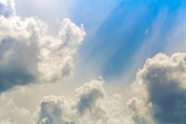 bulutlar gökyüzü üzerinde