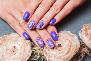 Gri taş zemin üzerine pembe çiçek desenli mor tırnak sanat