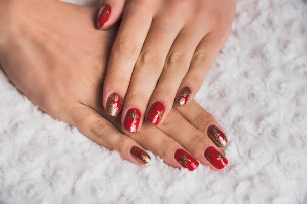 Feestelijke Nail Art Met Sterren Rode Gouden Kleuren — Stockfoto