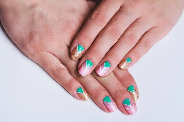 Nail Art Med Ljust Guld Rosa Och Grön Chevron Mönster — Stockfoto