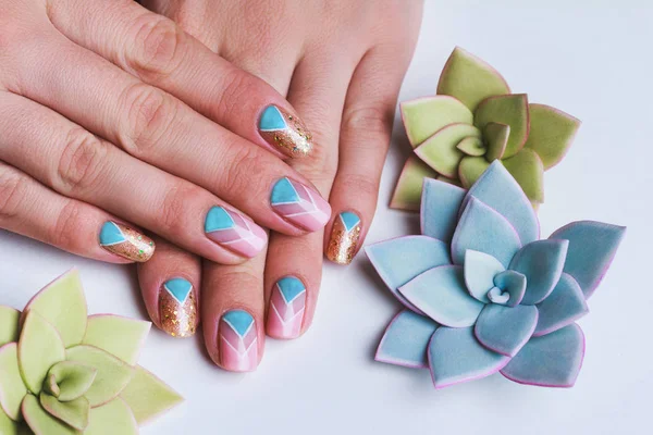 Tırnak sanat parlak altın, pembe ve açık mavi chevron açık renkli desen