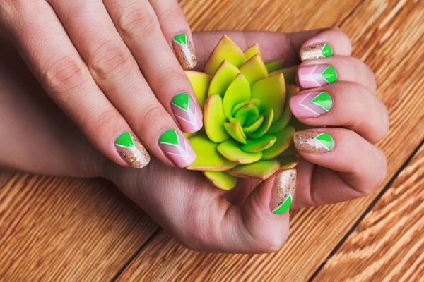 Nail Art Met Felle Goud Roze Groene Chevron Patroon Houten — Stockfoto