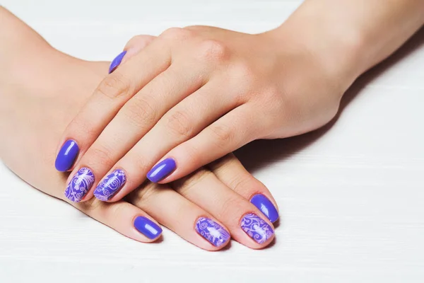 Nail Art Violet Avec Motif Floral Rose Sur Fond Blanc — Photo