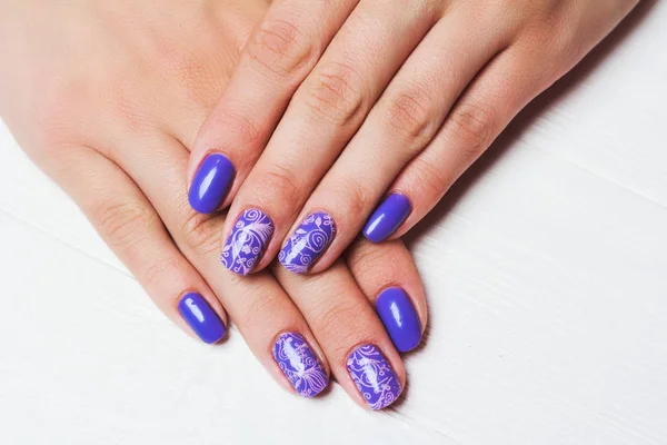 Nail Art Violet Avec Motif Floral Rose Sur Fond Blanc Image En Vente