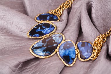 kolye kumaş üzerine