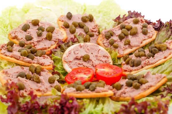 Paté de carne con alcaparras en galletas — Foto de Stock